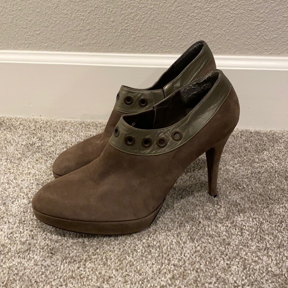 VGUC Stuart Weizmann Heeled Booties Boots Heels Suede with Leather Trim - Picture 1 of 7